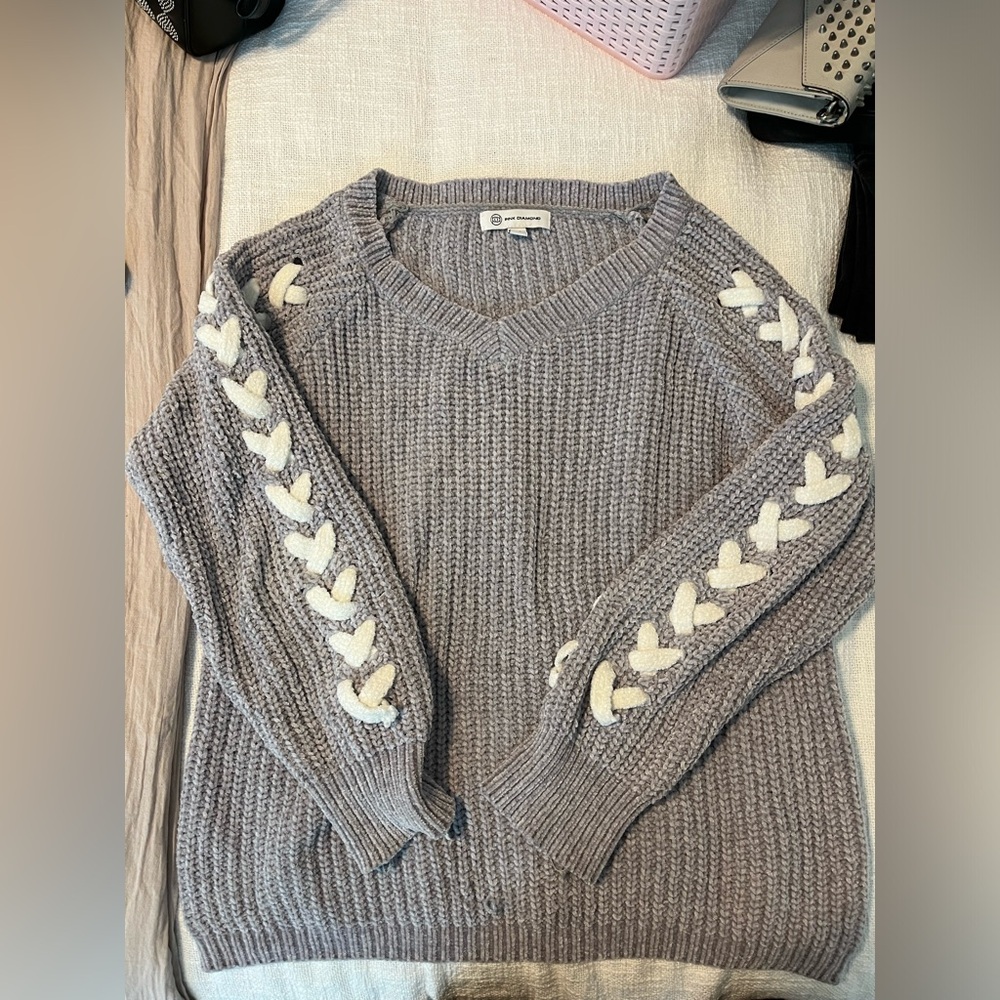 Gray Sweater — Pink Diamond